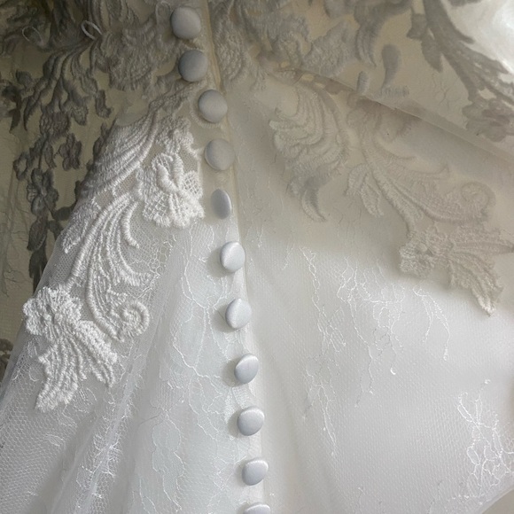 Wedding Dress - Picture 6 of 10